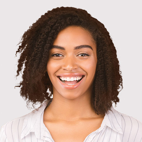 שלומית בונה סוכה